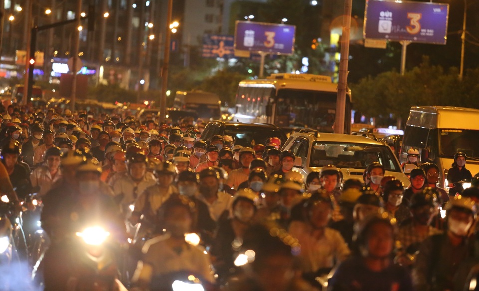 Giao thông gần cầu Sài Gòn hỗn loạn trong nhiều giờ đồng hồ - 13 Giao thông gần cầu Sài Gòn hỗn loạn trong nhiều giờ đồng hồ - 13