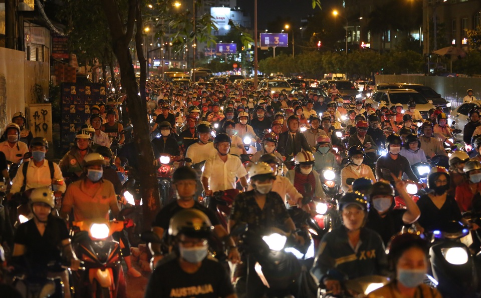 Giao thông gần cầu Sài Gòn hỗn loạn trong nhiều giờ đồng hồ - 7 Giao thông gần cầu Sài Gòn hỗn loạn trong nhiều giờ đồng hồ - 7