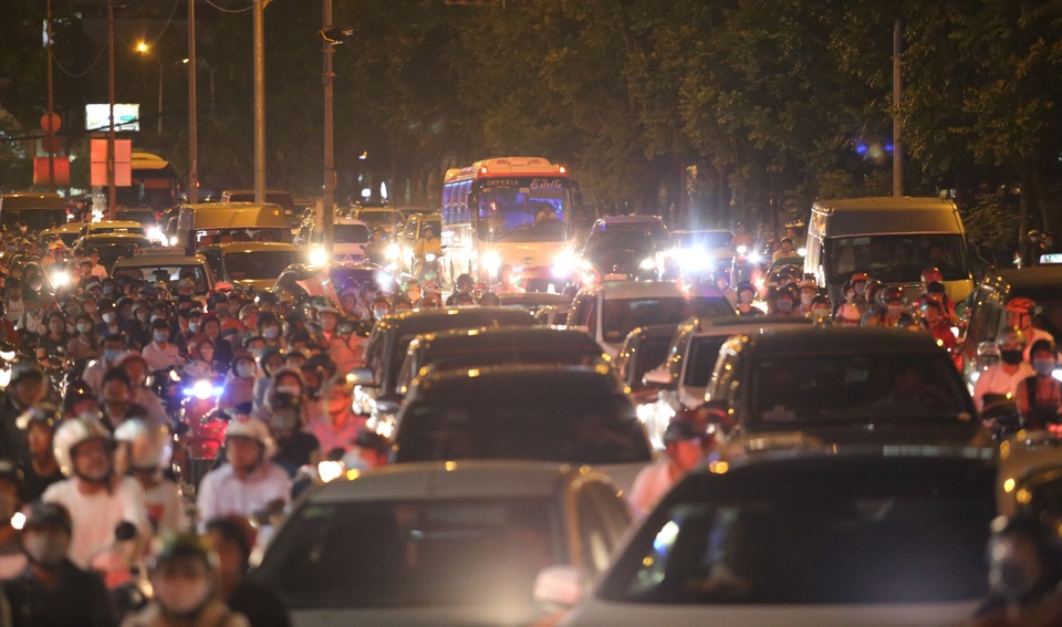 Giao thông gần cầu Sài Gòn hỗn loạn trong nhiều giờ đồng hồ - 11 Giao thông gần cầu Sài Gòn hỗn loạn trong nhiều giờ đồng hồ - 11