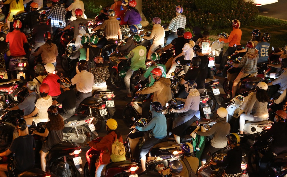 Giao thông gần cầu Sài Gòn hỗn loạn trong nhiều giờ đồng hồ - 4 Giao thông gần cầu Sài Gòn hỗn loạn trong nhiều giờ đồng hồ - 4