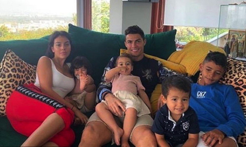 Ngắm hạnh phúc giản dị ngày thường của C.Ronaldo và bạn gái xinh đẹp - 4 Ngắm hạnh phúc giản dị ngày thường của C.Ronaldo và bạn gái xinh đẹp - 4