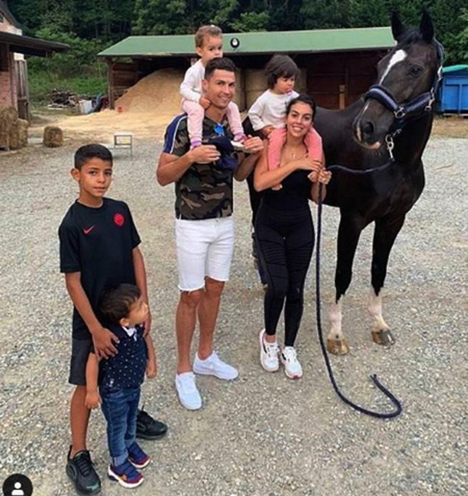 Ngắm hạnh phúc giản dị ngày thường của C.Ronaldo và bạn gái xinh đẹp - 5 Ngắm hạnh phúc giản dị ngày thường của C.Ronaldo và bạn gái xinh đẹp - 5