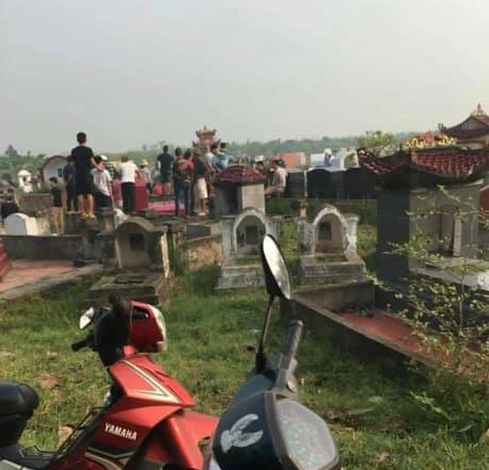 Phát hiện thi thể người phụ nữ tại nghĩa địa, nghi bị sát hại - 1 Phát hiện thi thể người phụ nữ tại nghĩa địa, nghi bị sát hại - 1