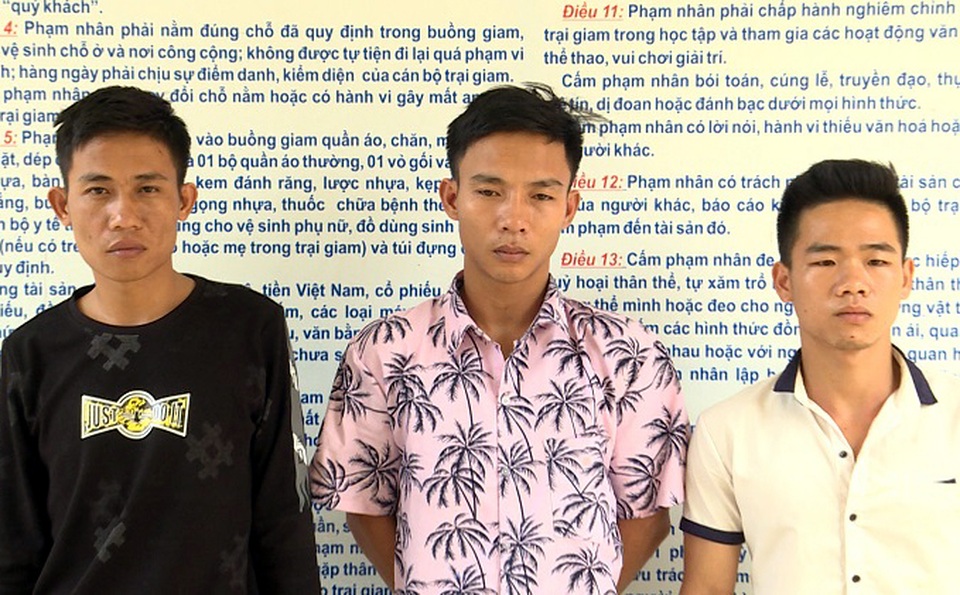 Bắt 4 đối tượng trốn truy nã vụ dùng còng số 8 “dạy dỗ” nhân viên karaoke - 3 Bắt 4 đối tượng trốn truy nã vụ dùng còng số 8 “dạy dỗ” nhân viên karaoke - 3