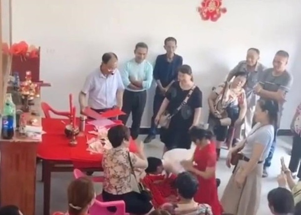 Quỳ lạy họ hàng, cô dâu sụn lưng nằm bẹp tại chỗ - 1 Quỳ lạy họ hàng, cô dâu sụn lưng nằm bẹp tại chỗ - 1