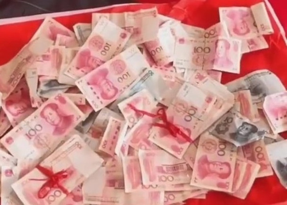 Quỳ lạy họ hàng, cô dâu sụn lưng nằm bẹp tại chỗ - 3 Quỳ lạy họ hàng, cô dâu sụn lưng nằm bẹp tại chỗ - 3