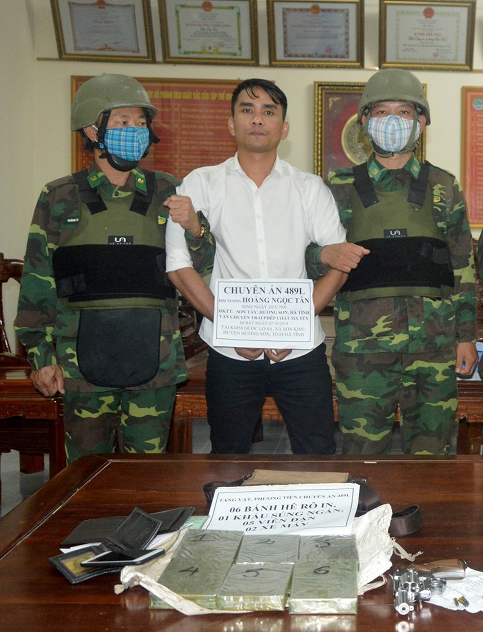 Tóm gọn đối tượng mang theo súng vận chuyển 6 bánh heroin ở vùng biên - 1