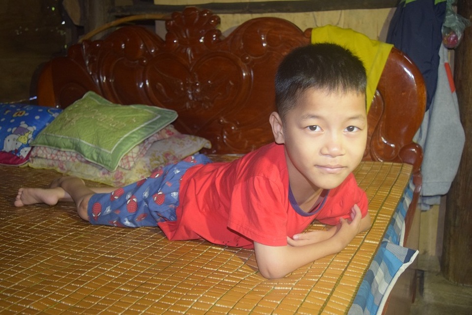 Giấc mơ được đến trường của cậu bé 7 tuổi liệt tứ chi, tập viết bằng miệng - 1 Giấc mơ được đến trường của cậu bé 7 tuổi liệt tứ chi, tập viết bằng miệng - 1