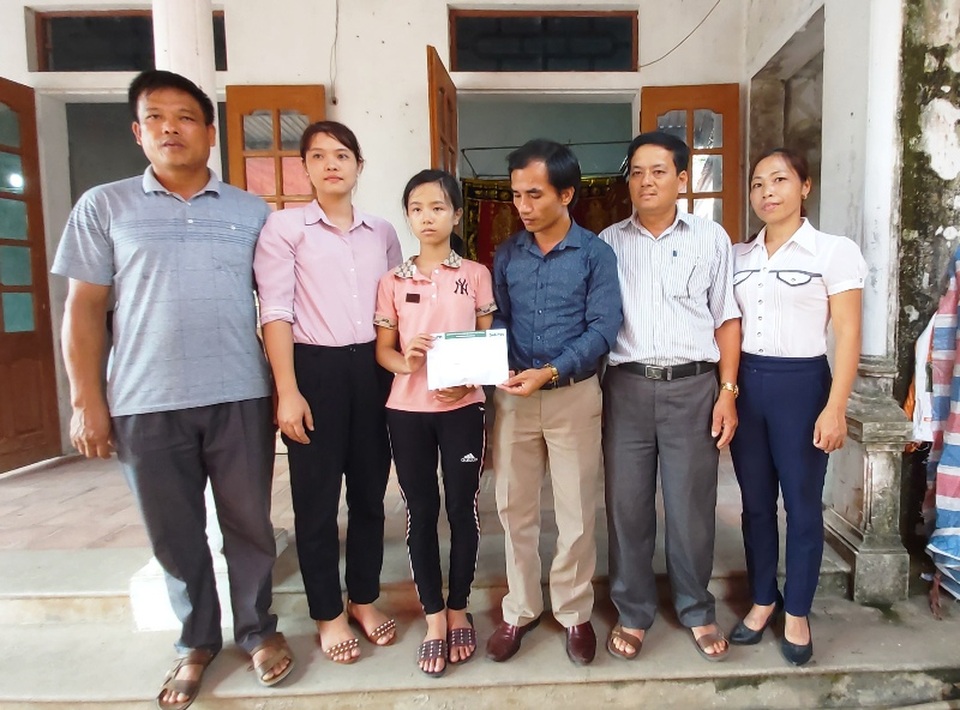 Bạn đọc Dân trí giúp đỡ chị em bé mồ côi hơn 83 triệu đồng - 3