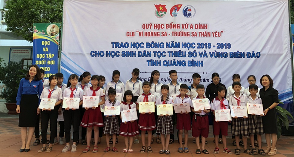 Tiếp tục trao 115 suất học bổng cho học sinh nghèo Quảng Bình - 1