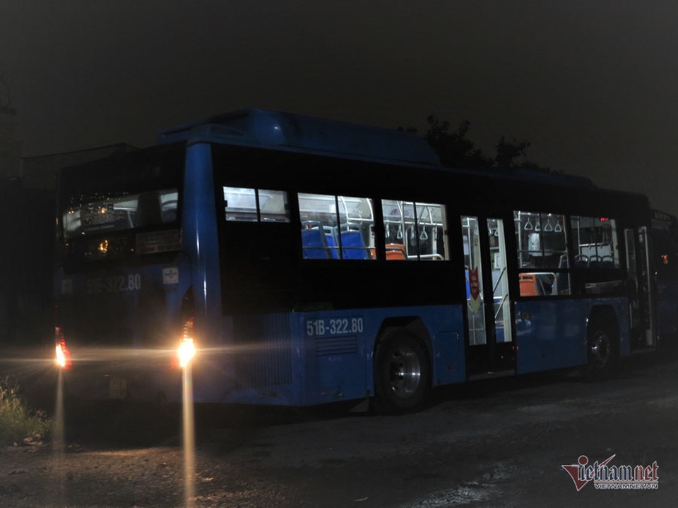 Buồng hạnh phúc trên xe buýt Sài Gòn, tài xế coi con trai riêng của vợ như con đẻ - 1