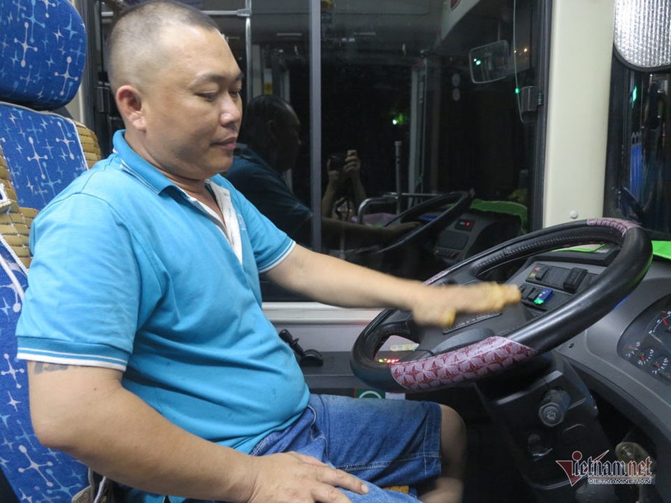 Buồng hạnh phúc trên xe buýt Sài Gòn, tài xế coi con trai riêng của vợ như con đẻ - 2