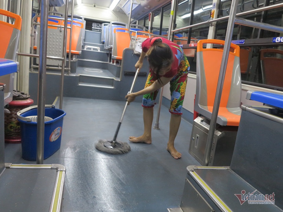 Buồng hạnh phúc trên xe buýt Sài Gòn, tài xế coi con trai riêng của vợ như con đẻ - 3