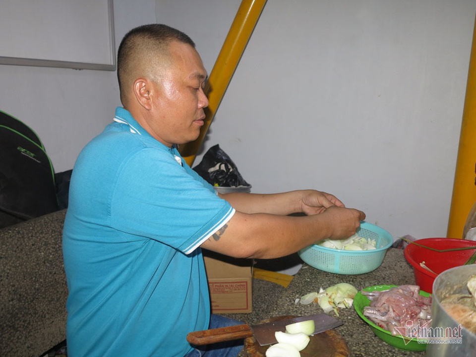 Buồng hạnh phúc trên xe buýt Sài Gòn, tài xế coi con trai riêng của vợ như con đẻ - 6