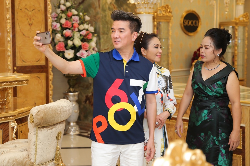 Đàm Vĩnh Hưng chọn nội thất cho mẹ và con gái nuôi - 1 Đàm Vĩnh Hưng chọn nội thất cho mẹ và con gái nuôi - 1