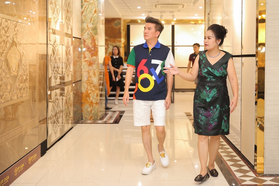 Đàm Vĩnh Hưng chọn nội thất cho mẹ và con gái nuôi - 2 Đàm Vĩnh Hưng chọn nội thất cho mẹ và con gái nuôi - 2