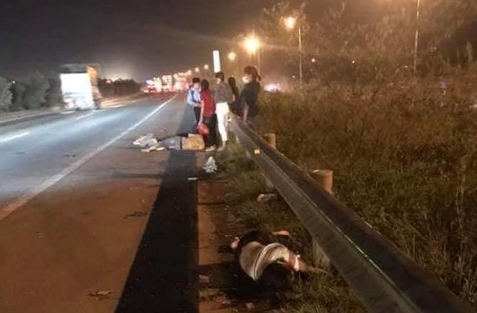 Chạy ngang qua cao tốc, 2 nữ công nhân bị ô tô tông tử vong, 1 người bị thương - 1 Chạy ngang qua cao tốc, 2 nữ công nhân bị ô tô tông tử vong, 1 người bị thương - 1