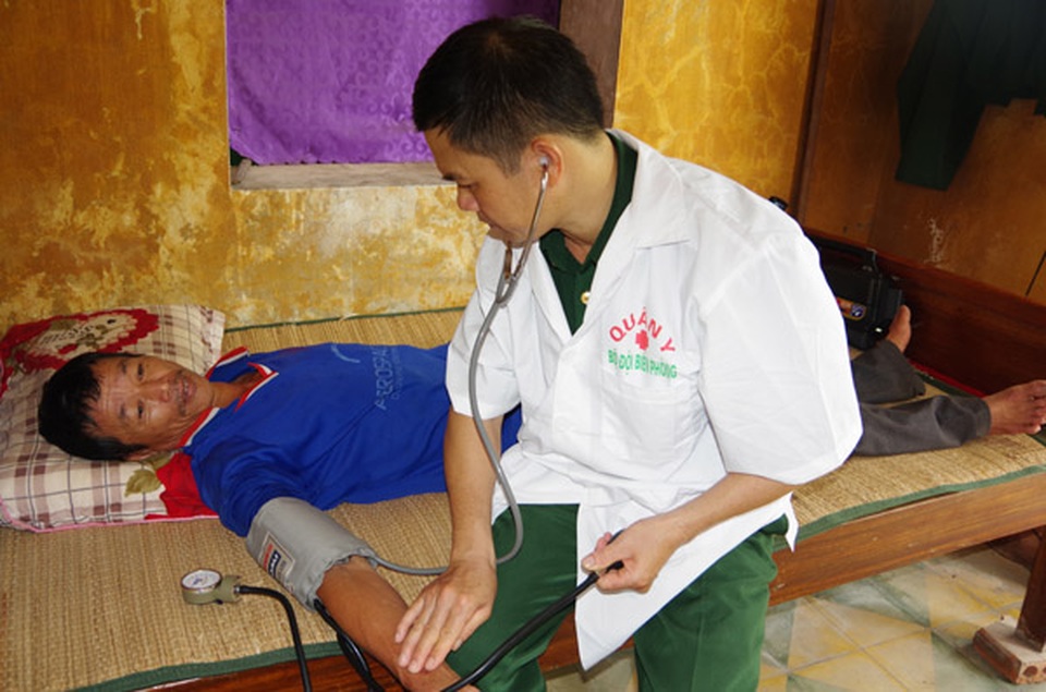 Quảng Bình: Ứng cứu 6 ngư dân bị chìm tàu trên biển - 2 Quảng Bình: Ứng cứu 6 ngư dân bị chìm tàu trên biển - 2