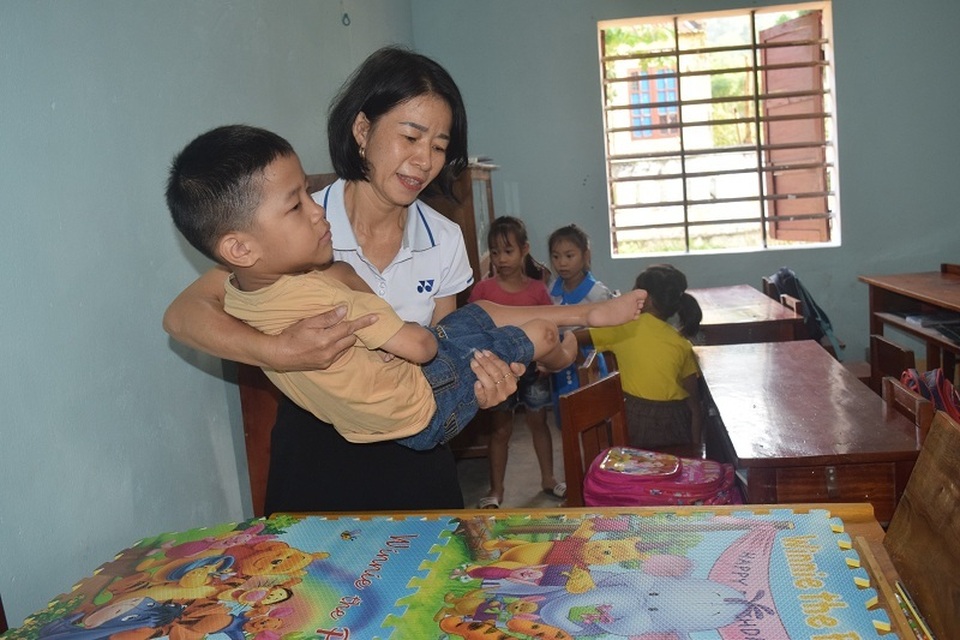 Giấc mơ được đến trường của cậu bé 7 tuổi liệt tứ chi, tập viết bằng miệng - 9 Giấc mơ được đến trường của cậu bé 7 tuổi liệt tứ chi, tập viết bằng miệng - 9
