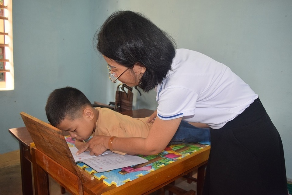Giấc mơ được đến trường của cậu bé 7 tuổi liệt tứ chi, tập viết bằng miệng - 10 Giấc mơ được đến trường của cậu bé 7 tuổi liệt tứ chi, tập viết bằng miệng - 10