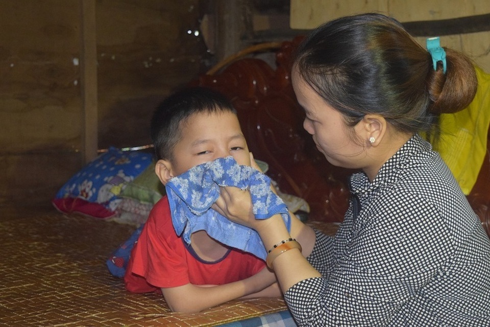 Giấc mơ được đến trường của cậu bé 7 tuổi liệt tứ chi, tập viết bằng miệng - 2 Giấc mơ được đến trường của cậu bé 7 tuổi liệt tứ chi, tập viết bằng miệng - 2