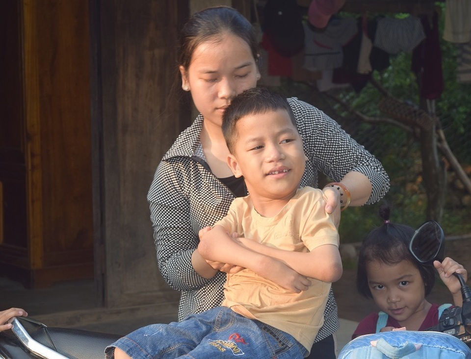 Giấc mơ được đến trường của cậu bé 7 tuổi liệt tứ chi, tập viết bằng miệng - 7 Giấc mơ được đến trường của cậu bé 7 tuổi liệt tứ chi, tập viết bằng miệng - 7