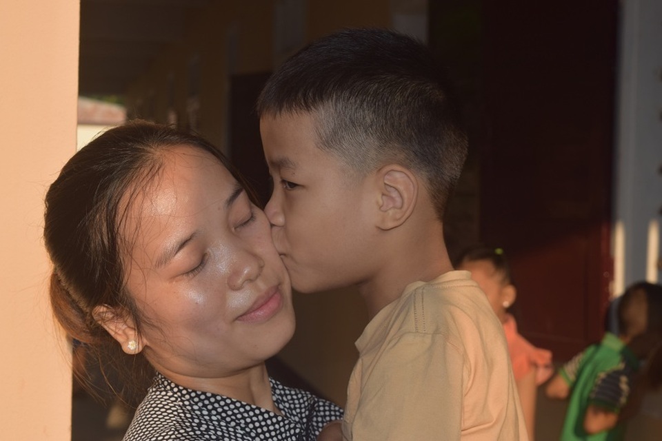 Giấc mơ được đến trường của cậu bé 7 tuổi liệt tứ chi, tập viết bằng miệng - 5 Giấc mơ được đến trường của cậu bé 7 tuổi liệt tứ chi, tập viết bằng miệng - 5