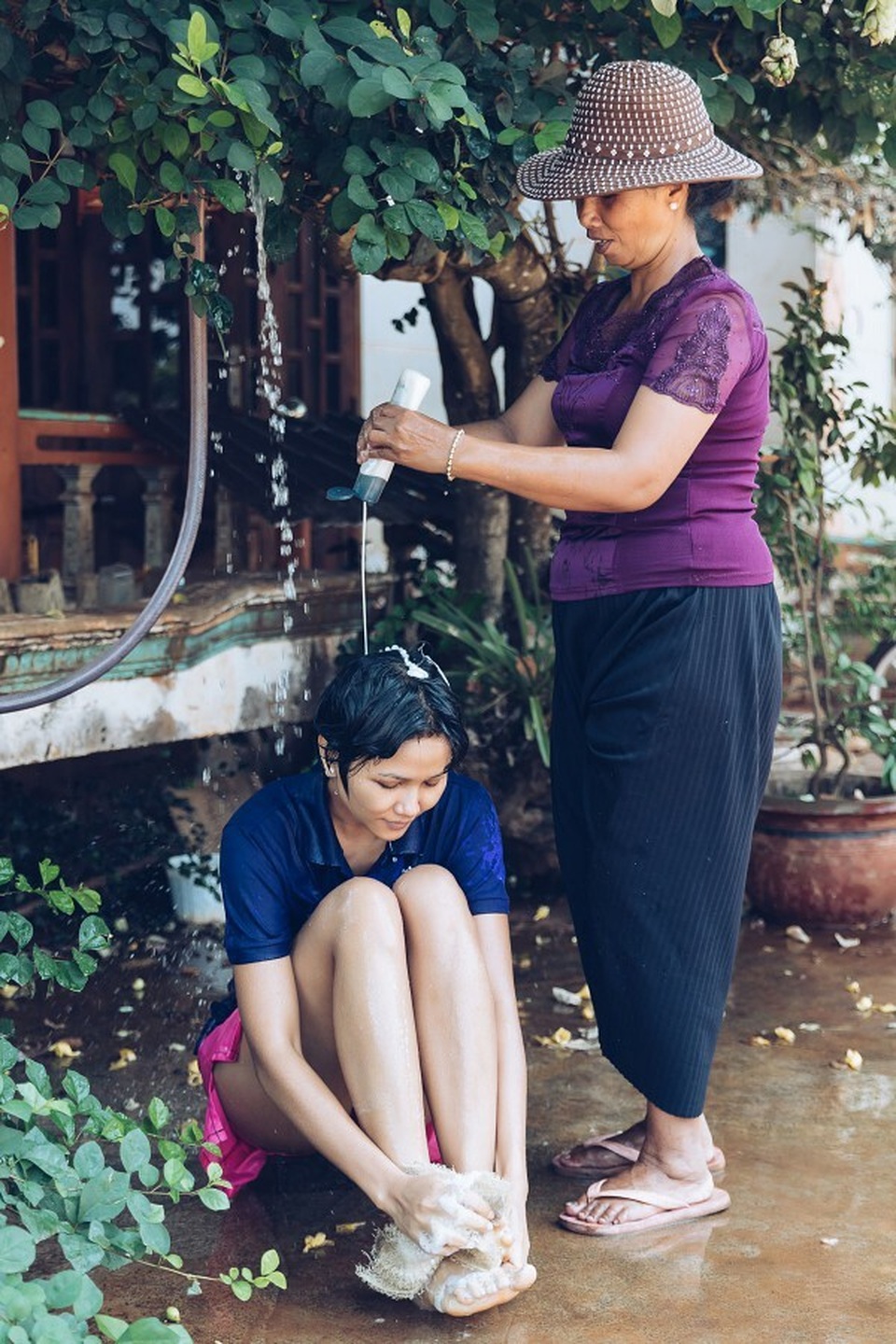 Xúc động với cuộc sống giản dị của Hoa hậu HHen Niê ở quê nhà - 2 Xúc động với cuộc sống giản dị của Hoa hậu HHen Niê ở quê nhà - 2
