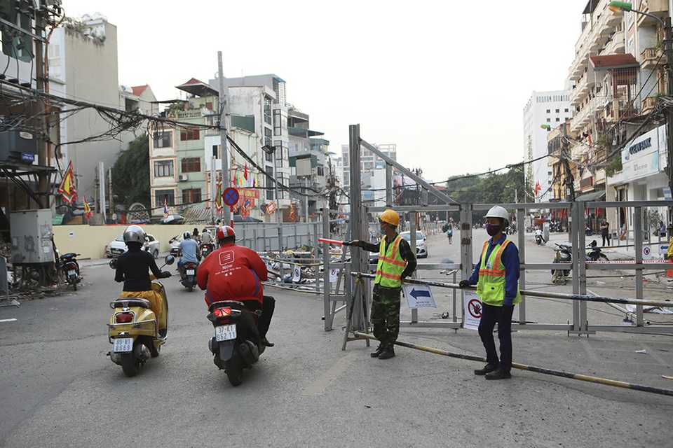 Tiếp tục rào chắn nửa đường Kim Mã, giao thông căng thẳng giờ tan tầm - 5