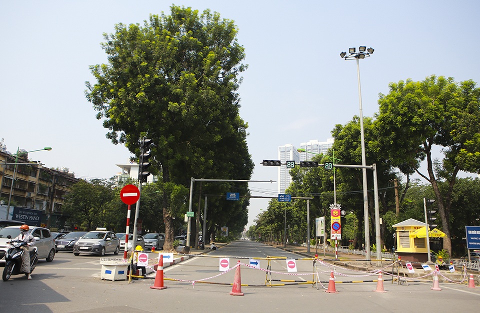 Tiếp tục rào chắn nửa đường Kim Mã, giao thông căng thẳng giờ tan tầm - 1