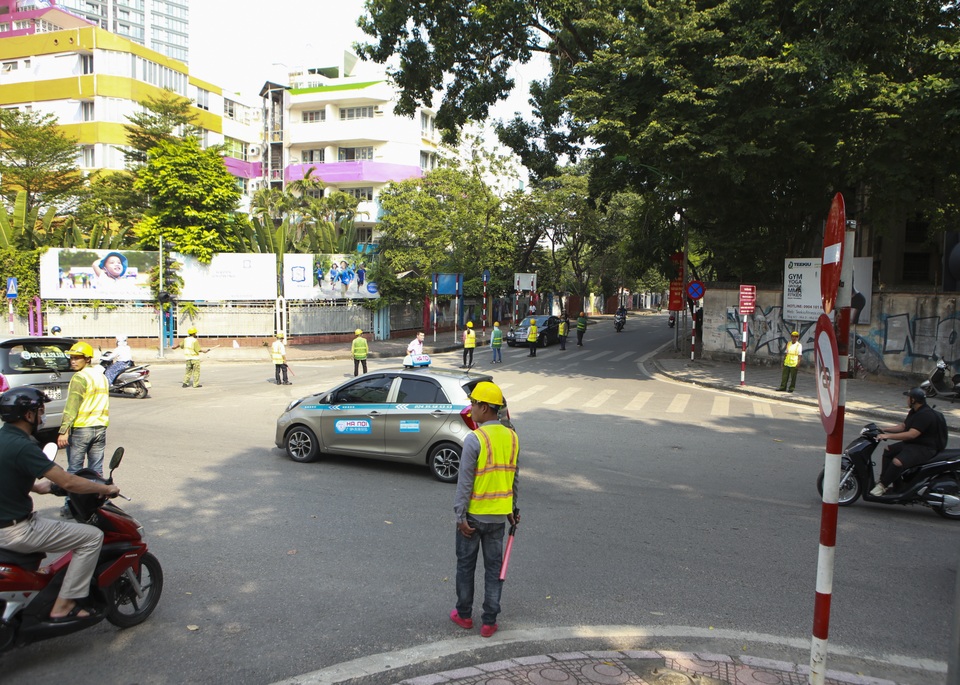 Tiếp tục rào chắn nửa đường Kim Mã, giao thông căng thẳng giờ tan tầm - 2