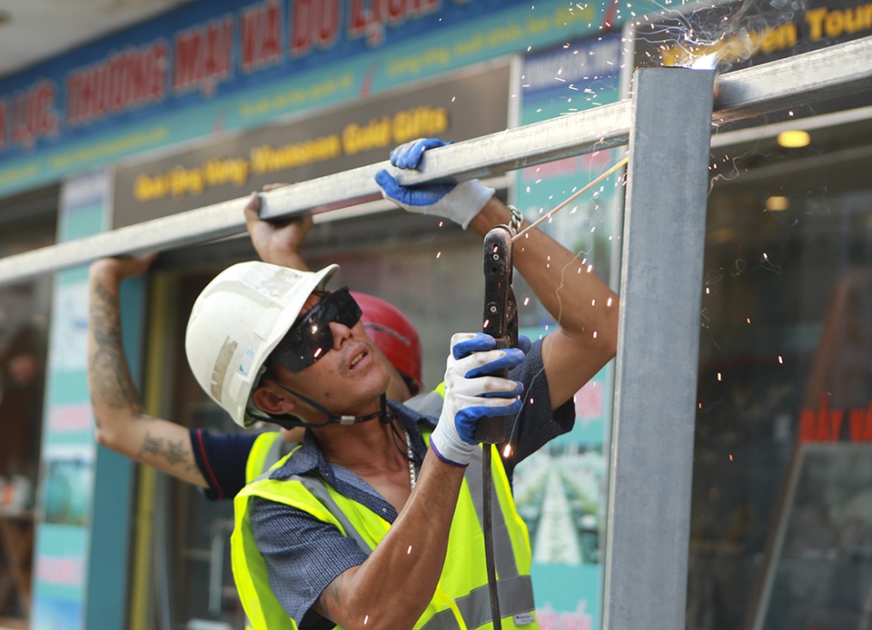 Tiếp tục rào chắn nửa đường Kim Mã, giao thông căng thẳng giờ tan tầm - 6