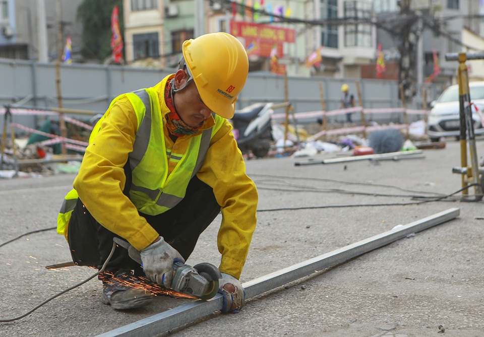 Tiếp tục rào chắn nửa đường Kim Mã, giao thông căng thẳng giờ tan tầm - 9