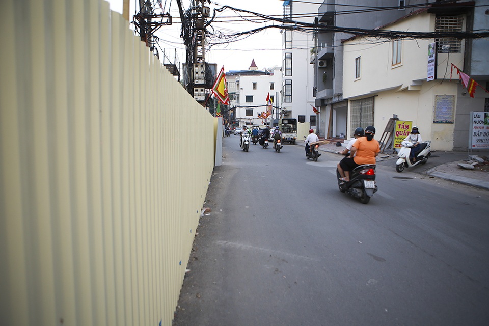 Tiếp tục rào chắn nửa đường Kim Mã, giao thông căng thẳng giờ tan tầm - 10