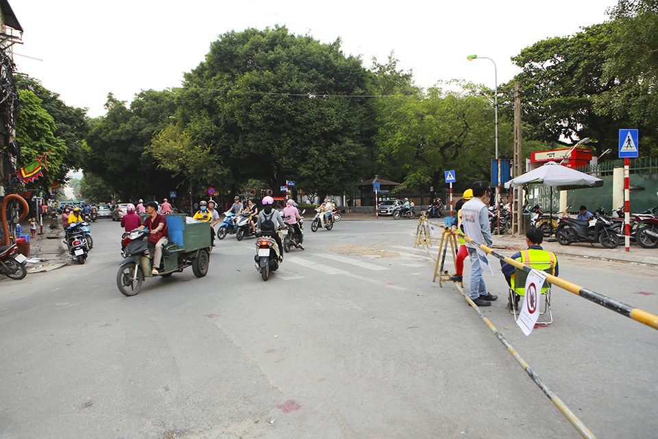 Tiếp tục rào chắn nửa đường Kim Mã, giao thông căng thẳng giờ tan tầm - 11