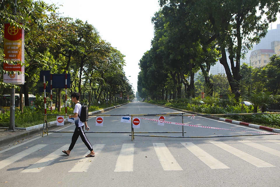 Tiếp tục rào chắn nửa đường Kim Mã, giao thông căng thẳng giờ tan tầm - 3