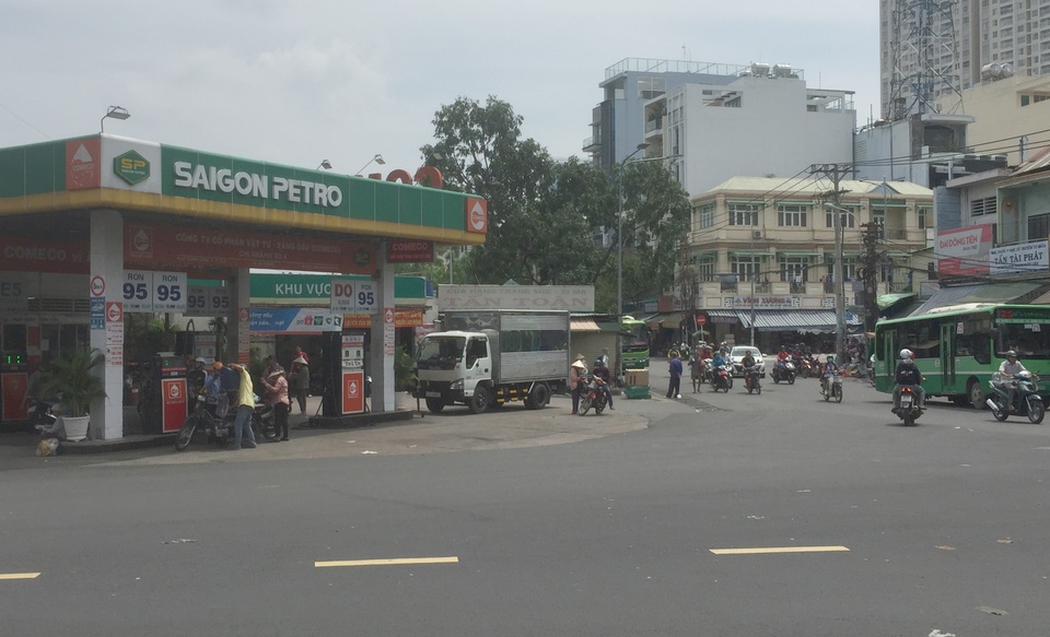 Tài xế xe buýt cầm dao đâm tài xế Grab sau va chạm giao thông - 4