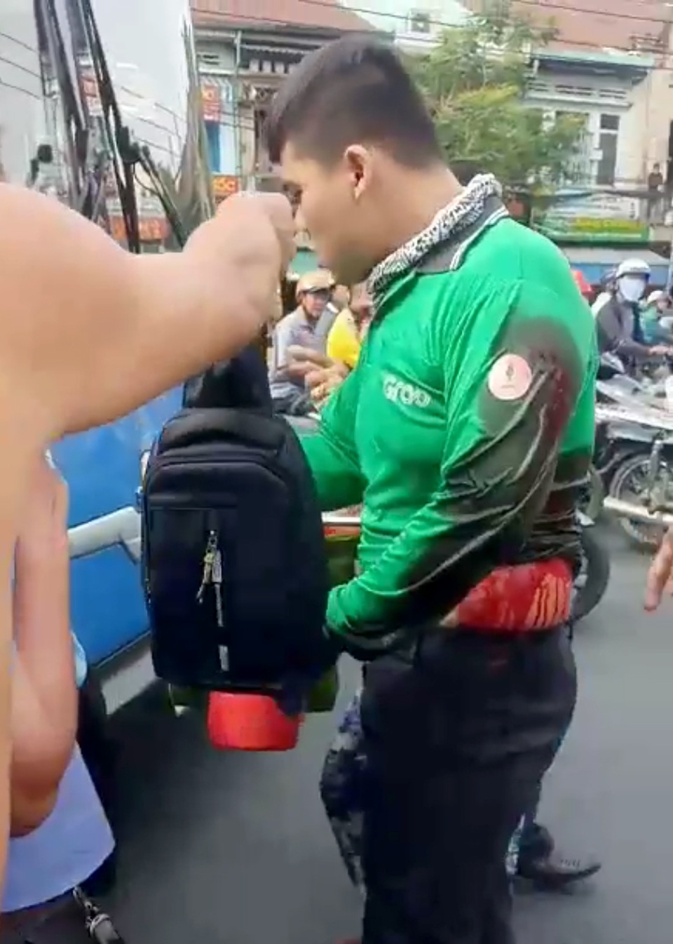 Tài xế xe buýt cầm dao đâm tài xế Grab sau va chạm giao thông - 1