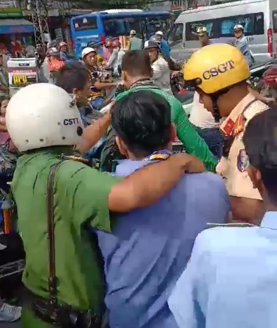 Tài xế xe buýt cầm dao đâm tài xế Grab sau va chạm giao thông - 2