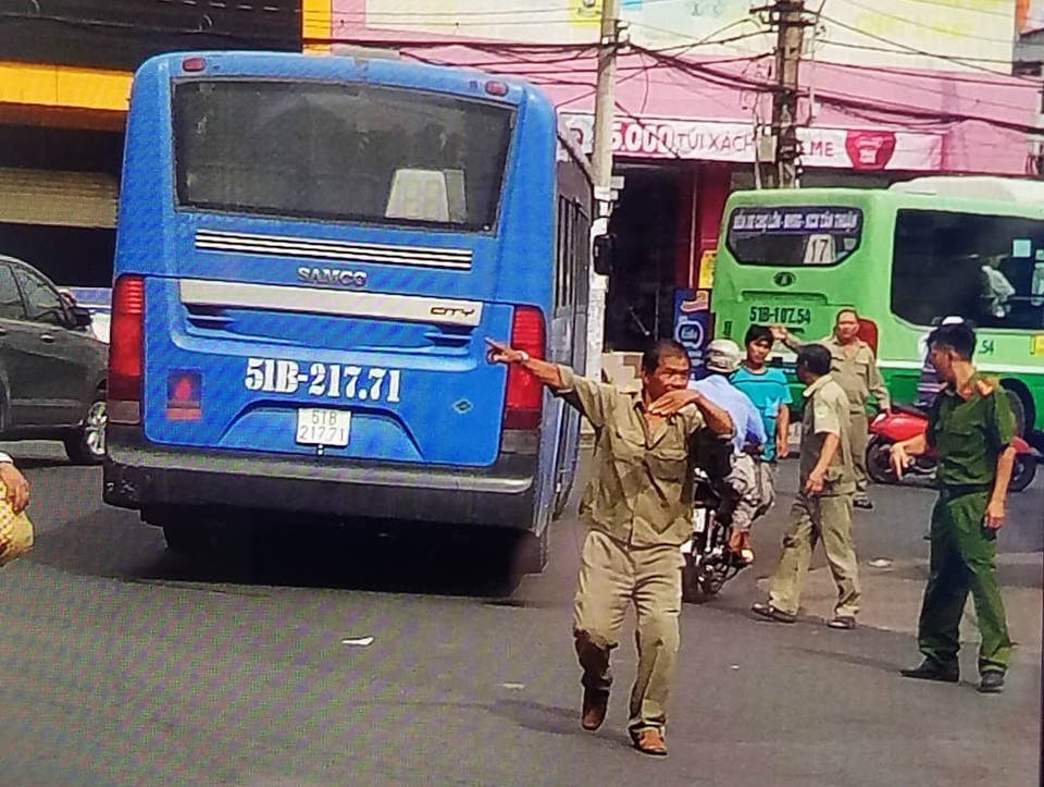 Tài xế xe buýt cầm dao đâm tài xế Grab sau va chạm giao thông - 3