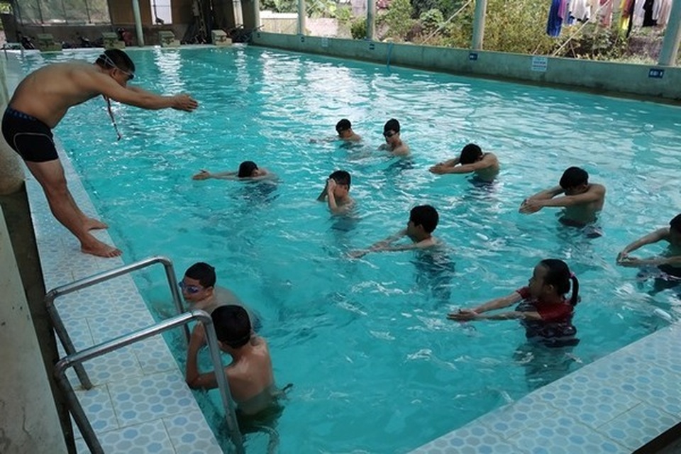 Thầy giáo dạy bơi miễn phí cho học sinh - 1 Thầy giáo dạy bơi miễn phí cho học sinh - 1
