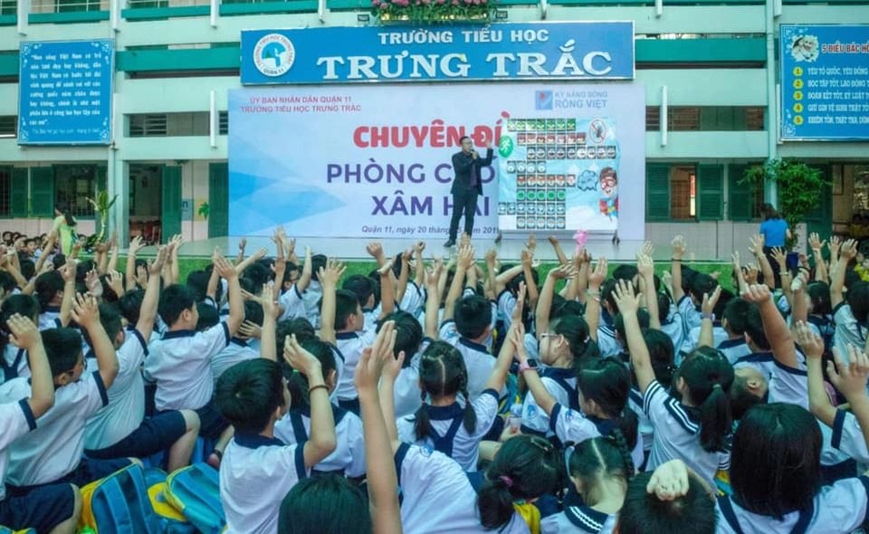 TPHCM: Nhiều học sinh tiểu học nôn ói phải nhập viện sau giờ học - 1