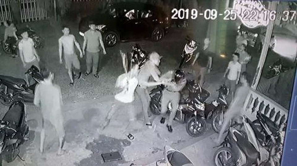 Khởi tố, tạm giam nhóm đối tượng đánh trọng thương công an - 1