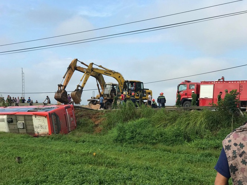 Xe khách lao xuống ruộng, 1 người tử vong, hàng chục người bị thương - 4 Xe khách lao xuống ruộng, 1 người tử vong, hàng chục người bị thương - 4