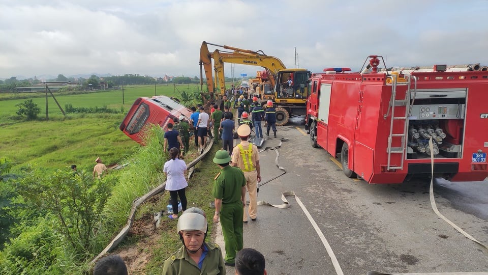Xe khách lao xuống ruộng, 1 người tử vong, hàng chục người bị thương - 1 Xe khách lao xuống ruộng, 1 người tử vong, hàng chục người bị thương - 1