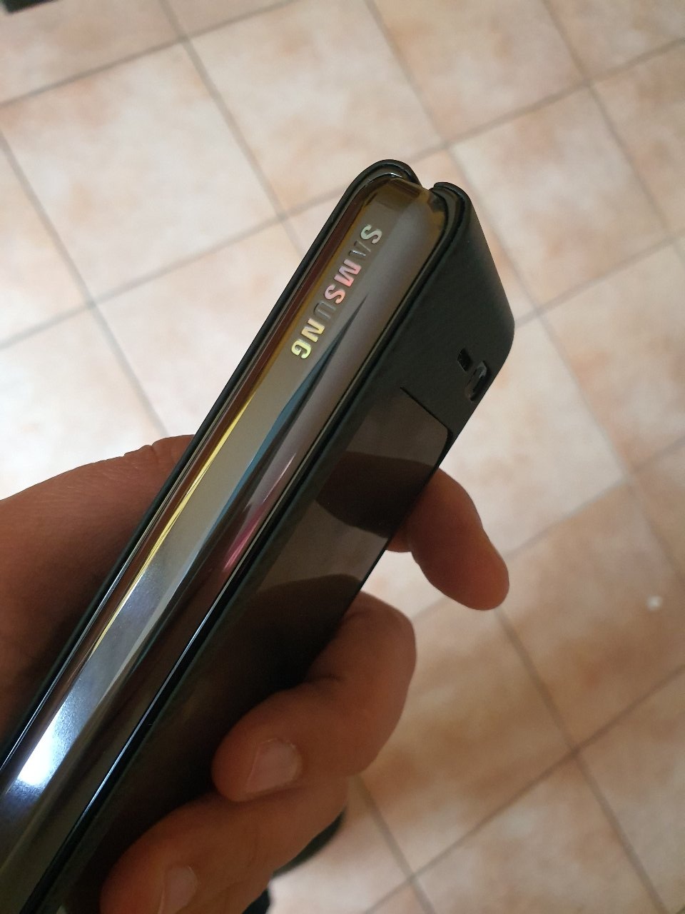 Galaxy Fold gặp lỗi bong logo Samsung sau vài tuần sử dụng - 2