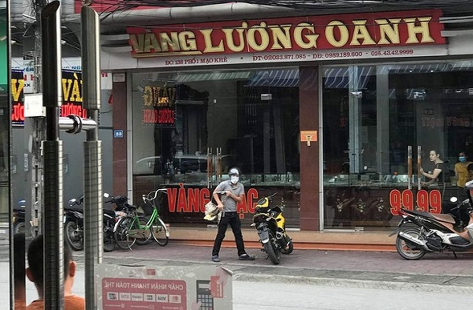 Lộ diện nghi can mang súng cướp tiệm vàng - 1 Lộ diện nghi can mang súng cướp tiệm vàng - 1