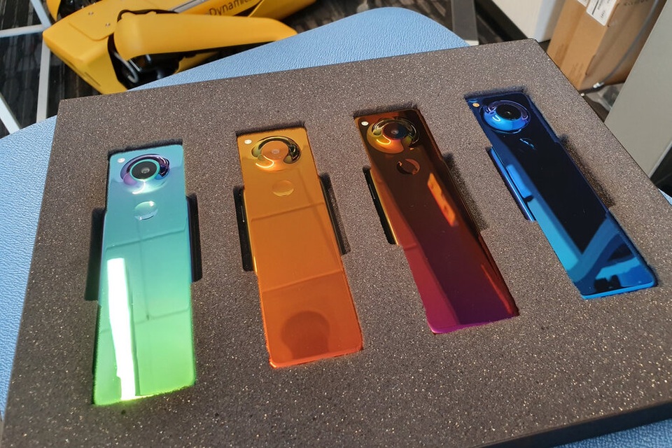 “Cha đẻ” của Android hé lộ smartphone với thiết kế siêu lạ sắp được ra mắt - 1 “Cha đẻ” của Android hé lộ smartphone với thiết kế siêu lạ sắp được ra mắt - 1