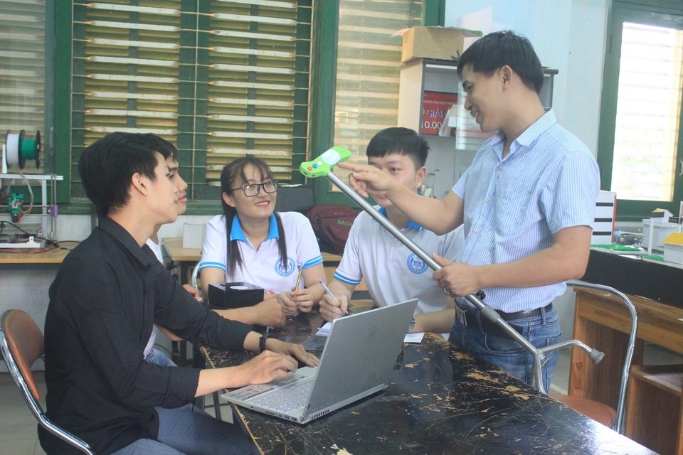 Nhóm sinh viên chế tạo gậy thông minh hỗ trợ người già - 1 Nhóm sinh viên chế tạo gậy thông minh hỗ trợ người già - 1