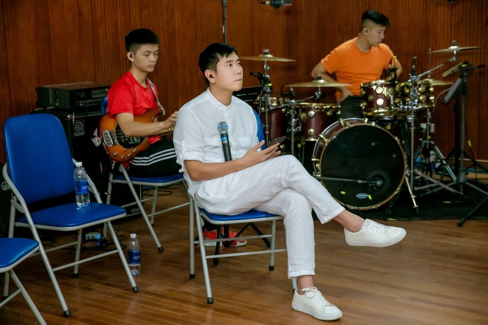 Hồ Hoài Anh xuất hiện mệt mỏi sau ồn ào ly hôn Lưu Hương Giang - 3 Hồ Hoài Anh xuất hiện mệt mỏi sau ồn ào ly hôn Lưu Hương Giang - 3